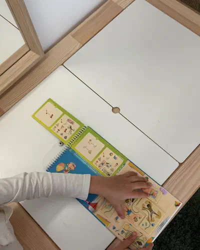 Copil lucrând cu o fișă de activități cu imagini secvențiale, exercițiu de stimulare a limbajului la cabinetul de logopedie din Timișoara
